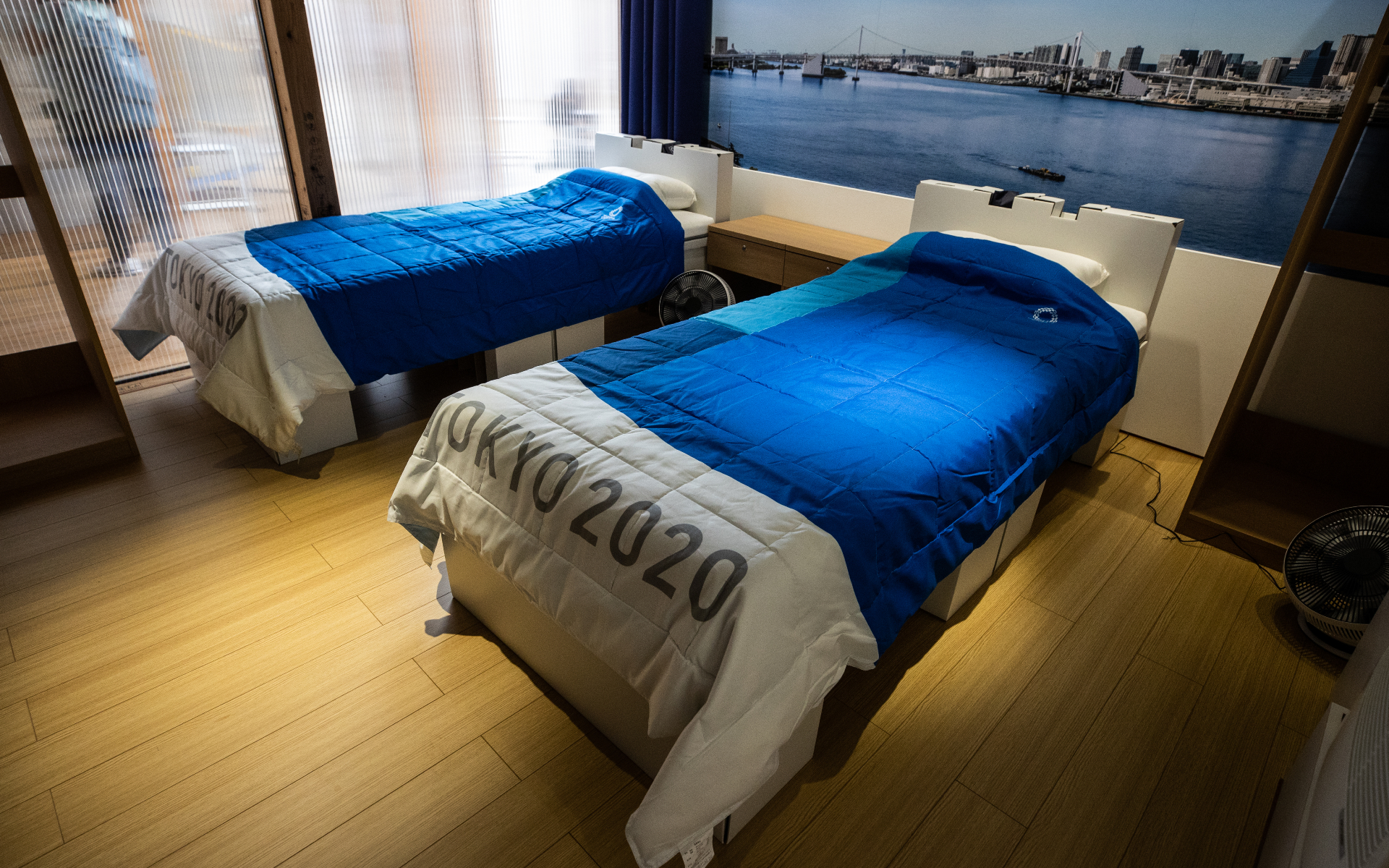 Кровати в олимпийской деревне в Токио