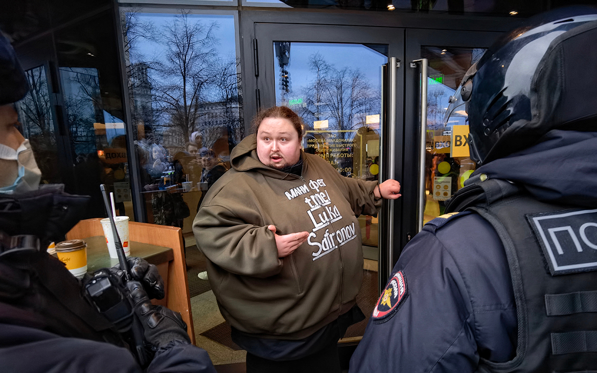 В Москве оштрафовали мужчину, приковавшего себя к дверям McDonald's