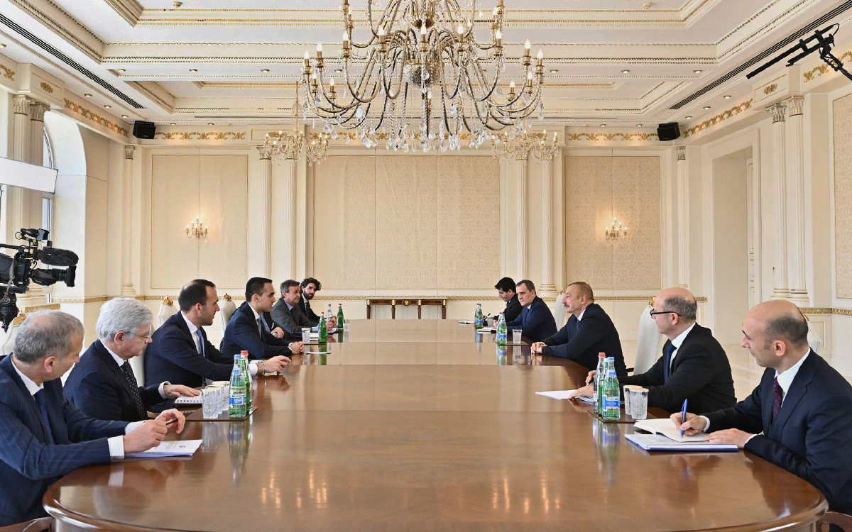 Луиджи Ди Майо и&nbsp;Ильхам Алиев на встрече в Баку,&nbsp;Азербайджан