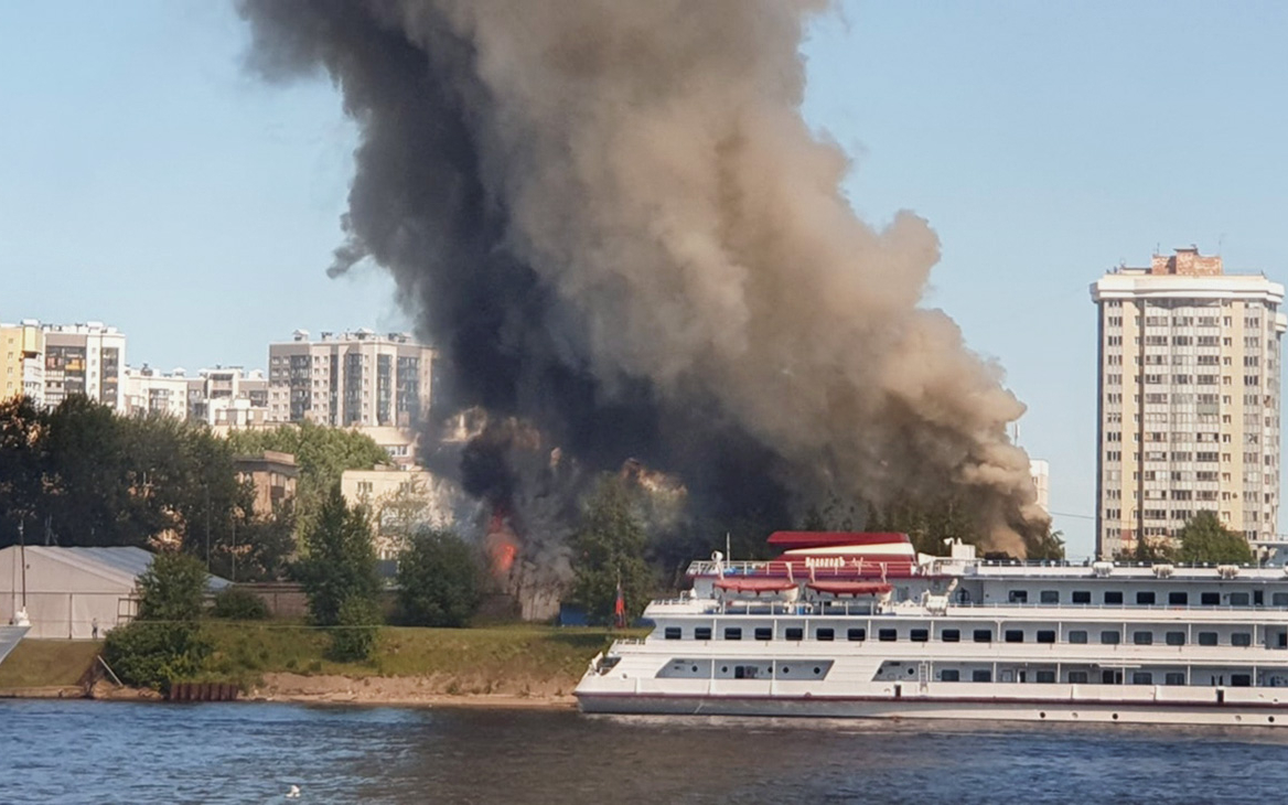 В Ленинградской области у порта на набережной Невы загорелся ангар