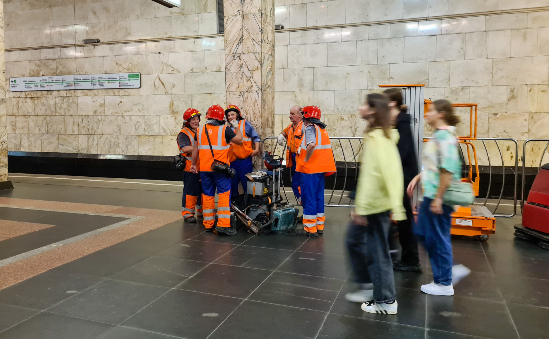 На зеленой ветке метро в Москве возобновили движение после сбоя