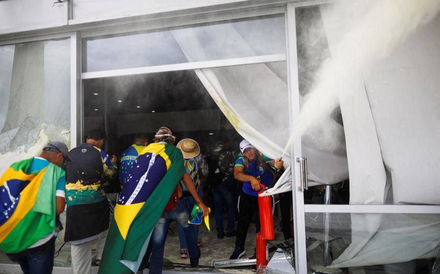 Сторонники Болсонару ворвались в здания суда и парламента Бразилии