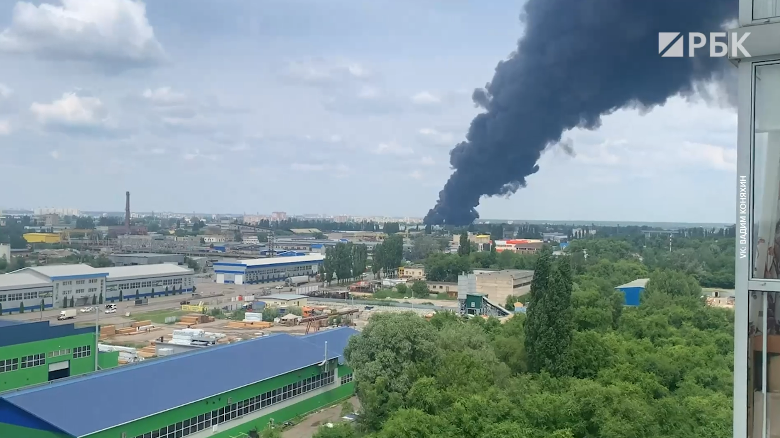 В Воронеже загорелась нефтебаза