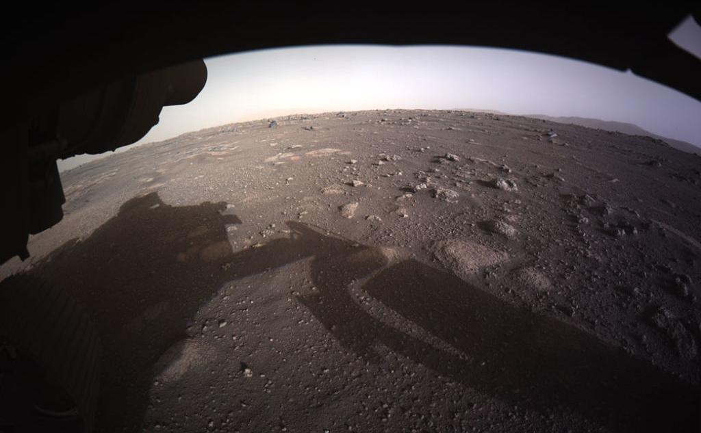 Снимок марсохода после приземления на кратере Езеро