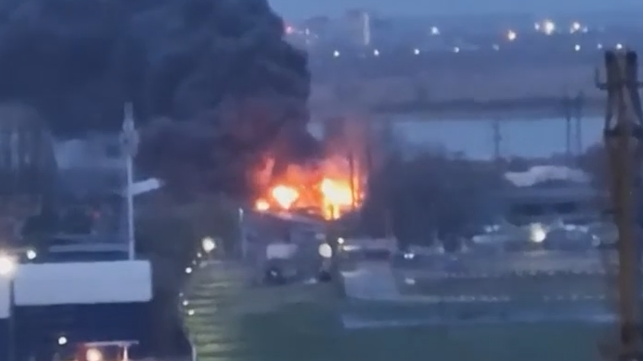 В Ростове потушили открытое горение в ангаре с горючим на 1 тыс. кв. м