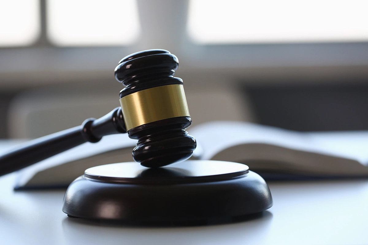 Находившегося на больничном китайца уволили из-за шагомера