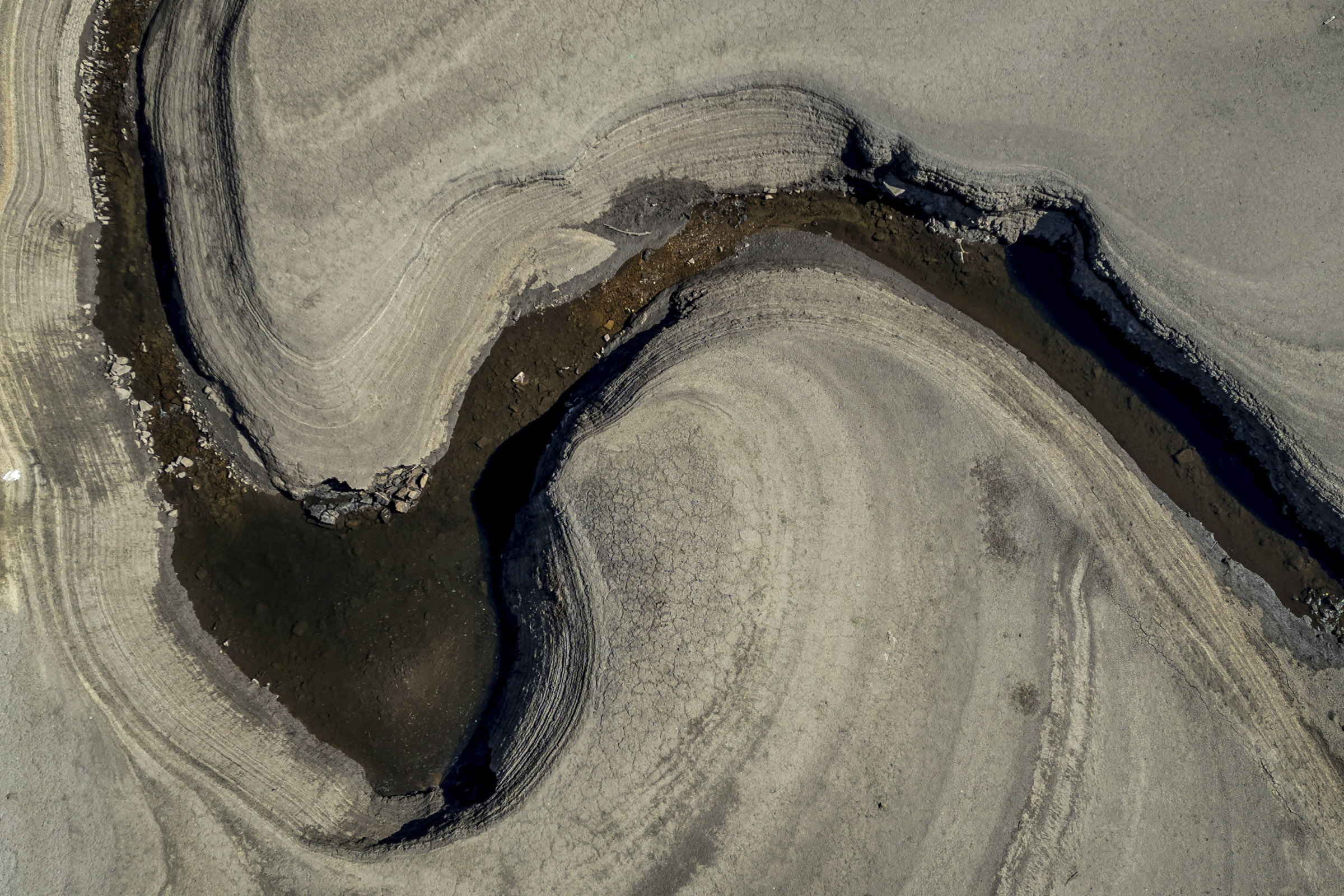 В августе 2025 года&nbsp;водохранилище Вудхед вблизи Манчестера в Великобритании пересохло. Этот снимок был сделан&nbsp;весной, когда уровень воды в водохранилище понизился из-за длительной засухи. 13 мая 2025 года