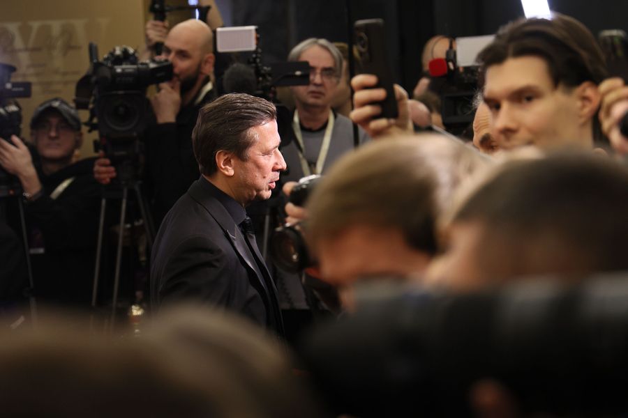 Актер Андрей Мерзликин выходил на сцену, чтобы объявить лауреата премии &laquo;Золотой орел&raquo; за &laquo;лучшую женскую роль на телевидении&raquo; актрисе Екатерине Климовой за работу в сериале &laquo;Атом&raquo;.