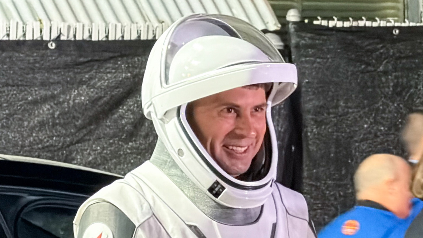 Космонавт Андрей Федяев перед посадкой в космический корабль Dragon в экипаже Crew-12