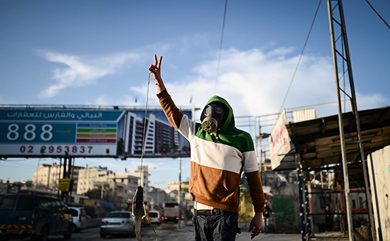 Палестинец во время столкновений с израильской полицией