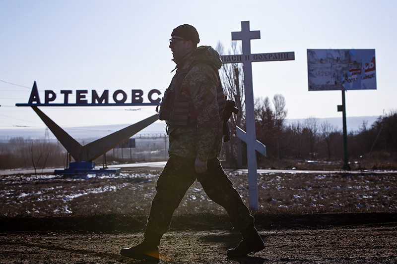 Украинский военнослужащий, покинувший Дебальцево, идет в сторону Артемовска.
