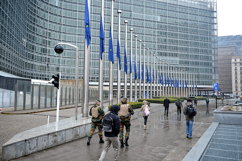 На здании комиссии Европейского Союза в Брюсселе приспустили флаги в знак скорби по погибшим в аварии А320


