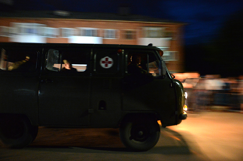 Машина скорой помощи&nbsp;возле обрушившегося здания казармы под Омском