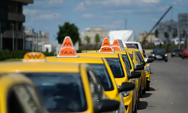 В Москве таксистов стали штрафовать за езду по выделенным полосам