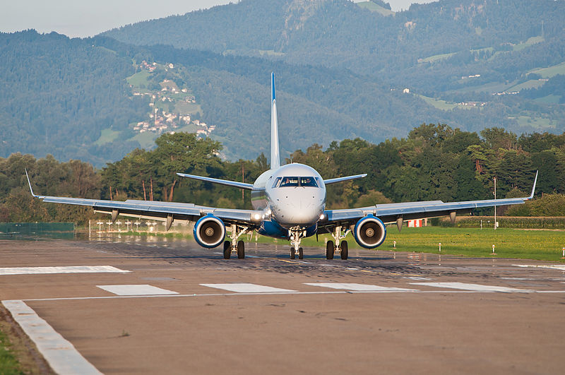 Embraer 170 &mdash; самолет бразильского конгломерата Embraer, одного из лидеров мирового рынка региональных самолетов. На борту Embraer 170 размещаются от 70 до 80 пассажиров эконом-класса


