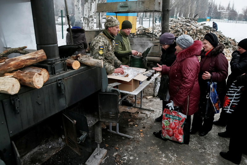 Местные жители в Авдеевке получают гуманитарную помощь.&nbsp;3 февраля&nbsp;

