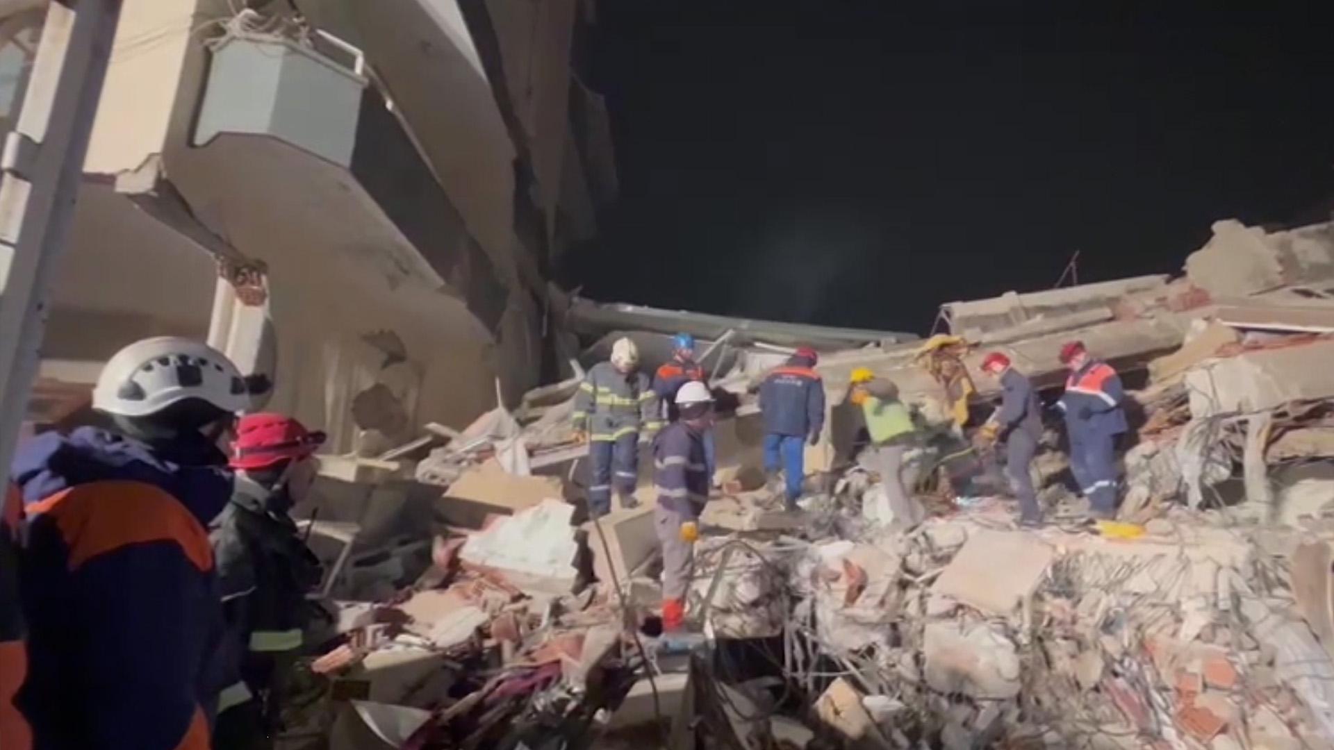 Как спасатели ищут русскую семью под завалами дома в Турции. Видео