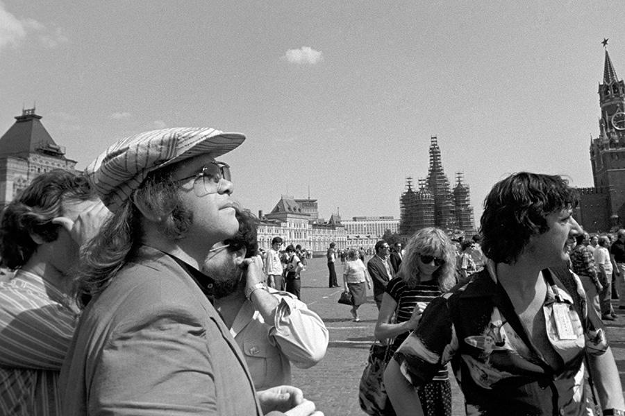Элтон Джон (слева) на Красной площади в Москве во время гастролей, 1979 год