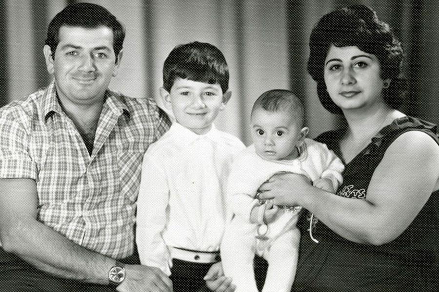 Михаил Галустян с родителями и младшим братом