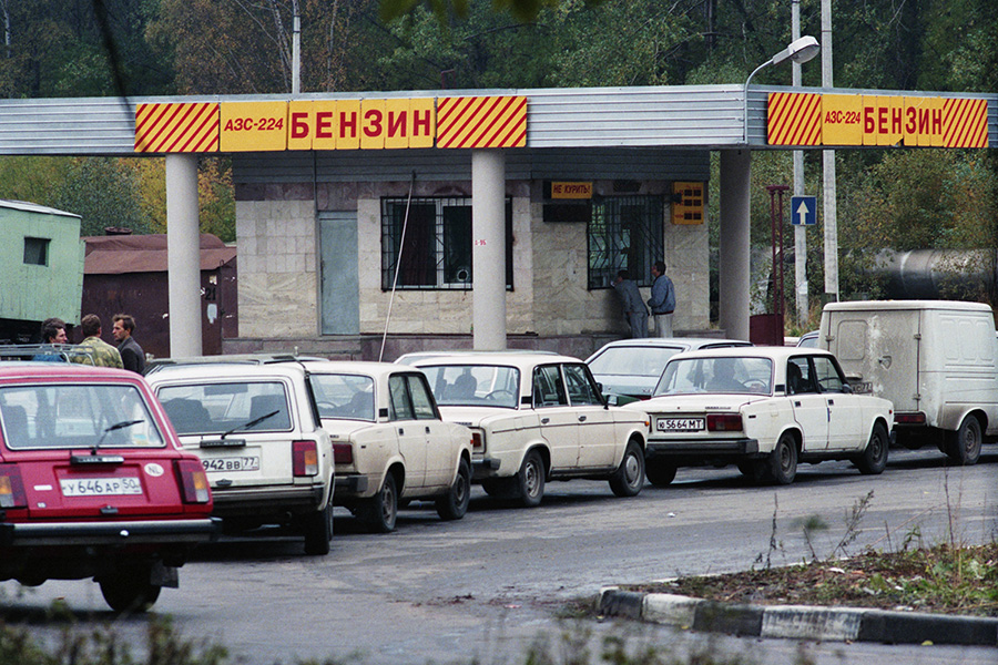 На фото: одна из городских заправочных станций, Москва, 11 октября 1994&nbsp;г.

Более долгосрочным следствием &laquo;черного вторника&raquo; стало появление ценников с пометкой &laquo;у.е&raquo;&nbsp;&mdash; условными единицами, то есть долларами. Тогда&nbsp;же появилась привычка россиян считать все крупные покупки вроде машин и квартир в иностранной валюте.