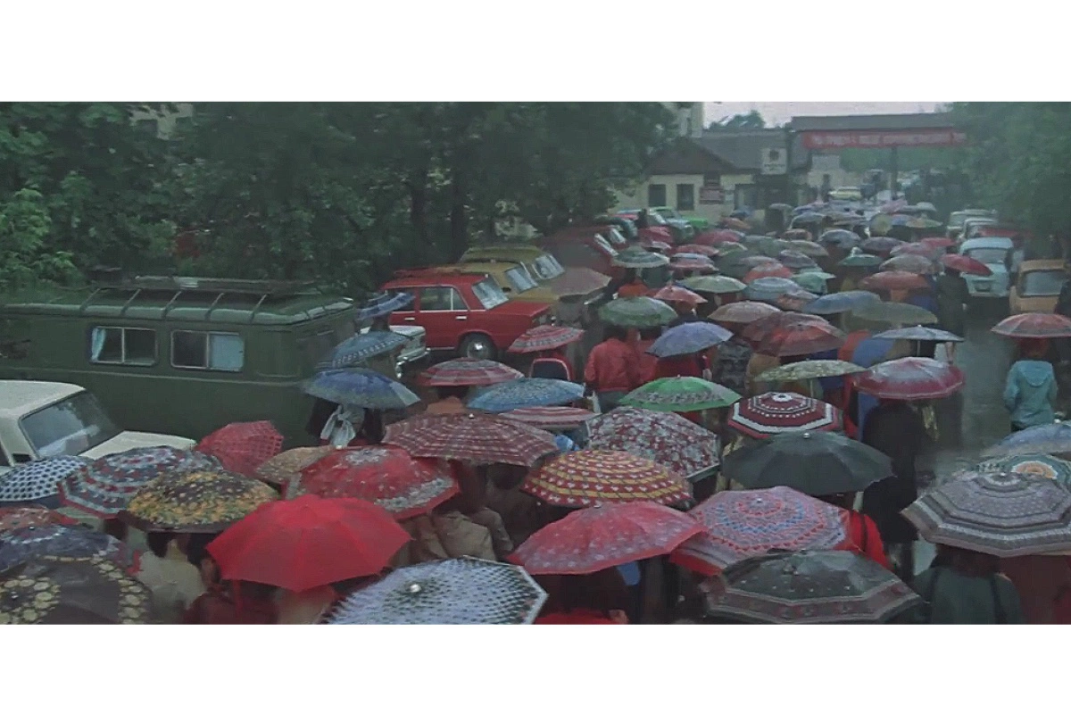 Кадр из фильма «Одиноким предоставляется общежитие» (1983)