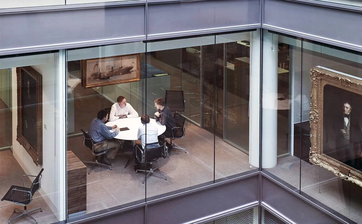 View / Global Look Press