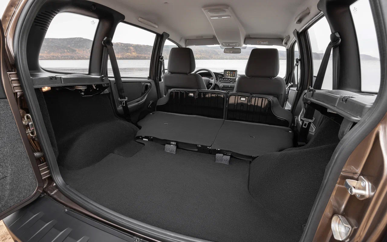 Перевезти на Lada Niva Travel кругногабаритный груз весьма проблематично. Даже при сложенном втором ряде проем узкий и со ступенькой