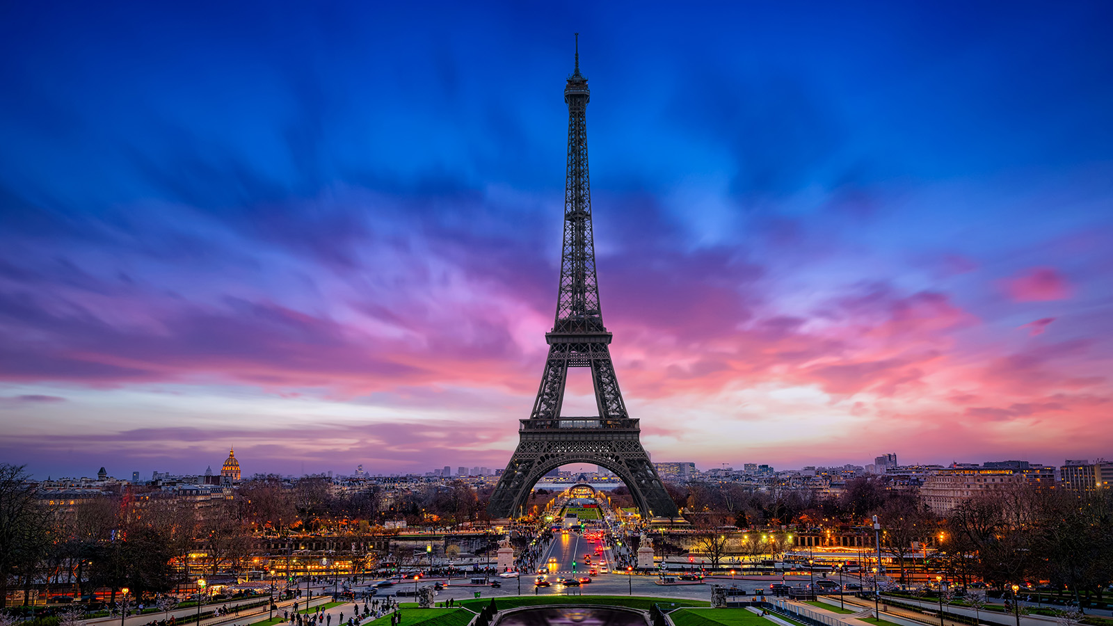 На Эйфелевой башне переночевал оставшийся не замеченным охраной человек