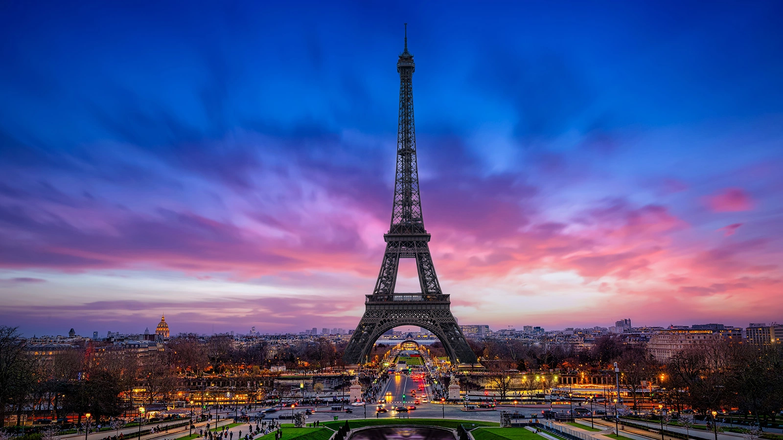 На Эйфелевой башне переночевал оставшийся не замеченным охраной человек