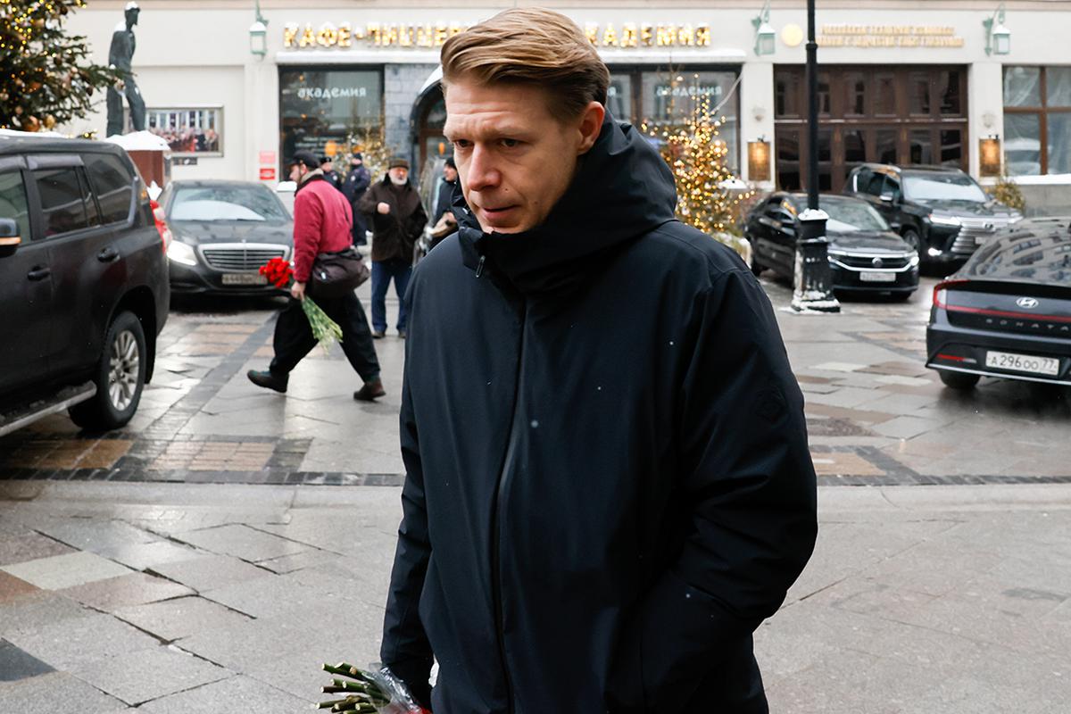 Никита Ефремов во время церемонии прощания с ректором Школы-студии МХАТ, заслуженным артистом РФ Игорем Золотовицким в МХТ имени А.П. Чехова