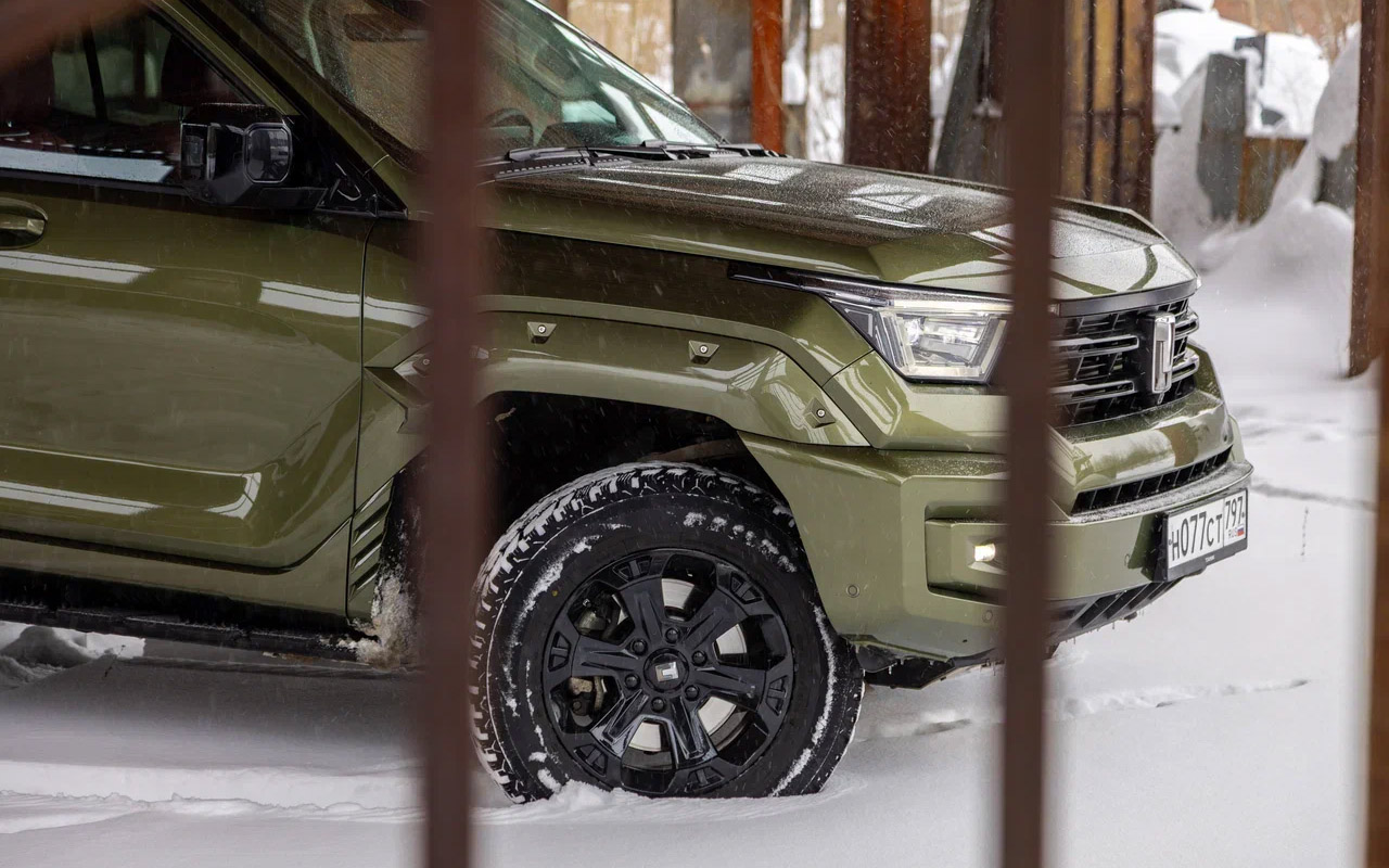 В неокрашенном пластике есть как плюсы, так и минусы: мчать сквозь кусты на Tank 400 решится далеко не каждый владелец