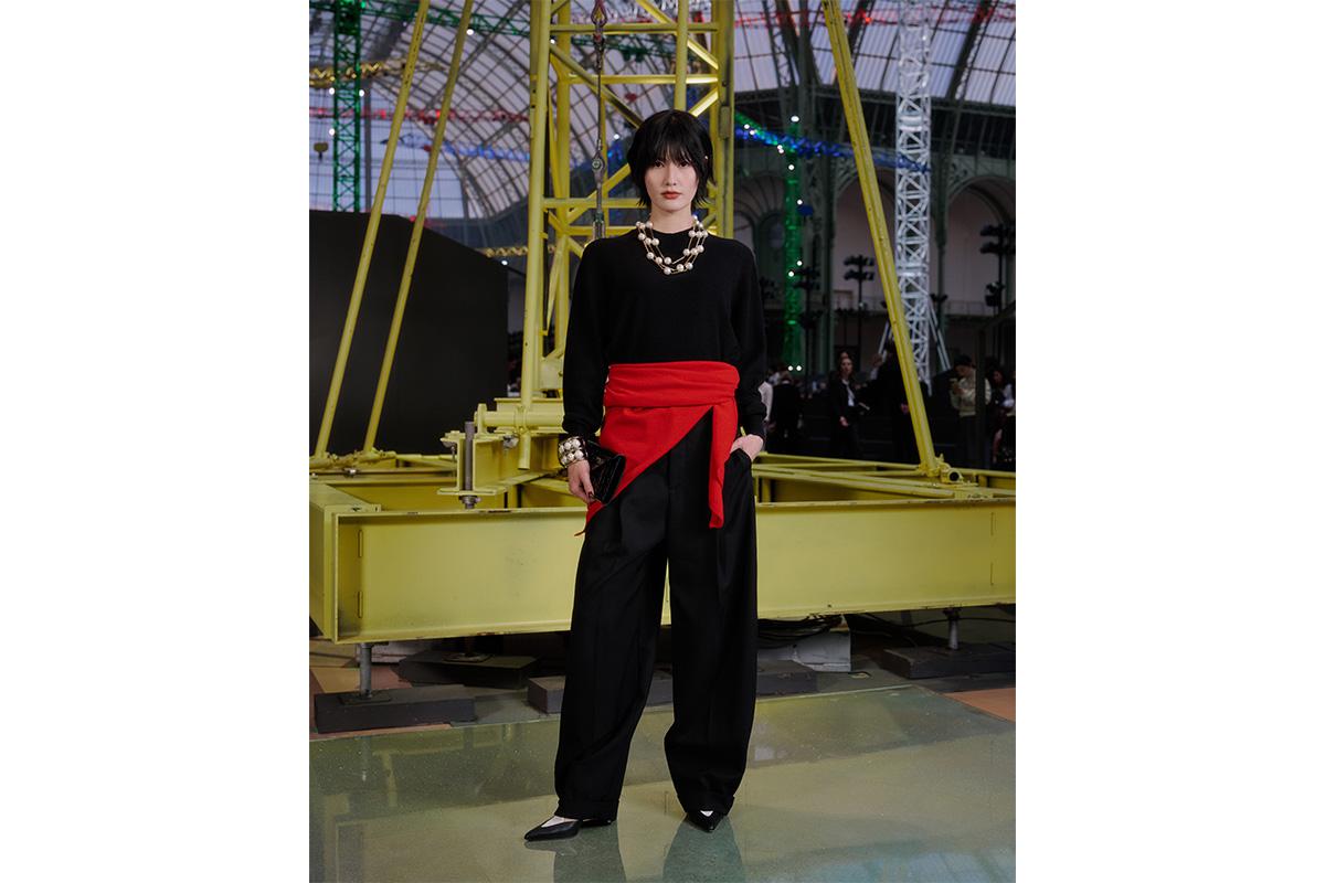 Аи Хасимото на показе женской коллекции Chanel осень/зима 2026-2027 в рамках Недели моды в Париже