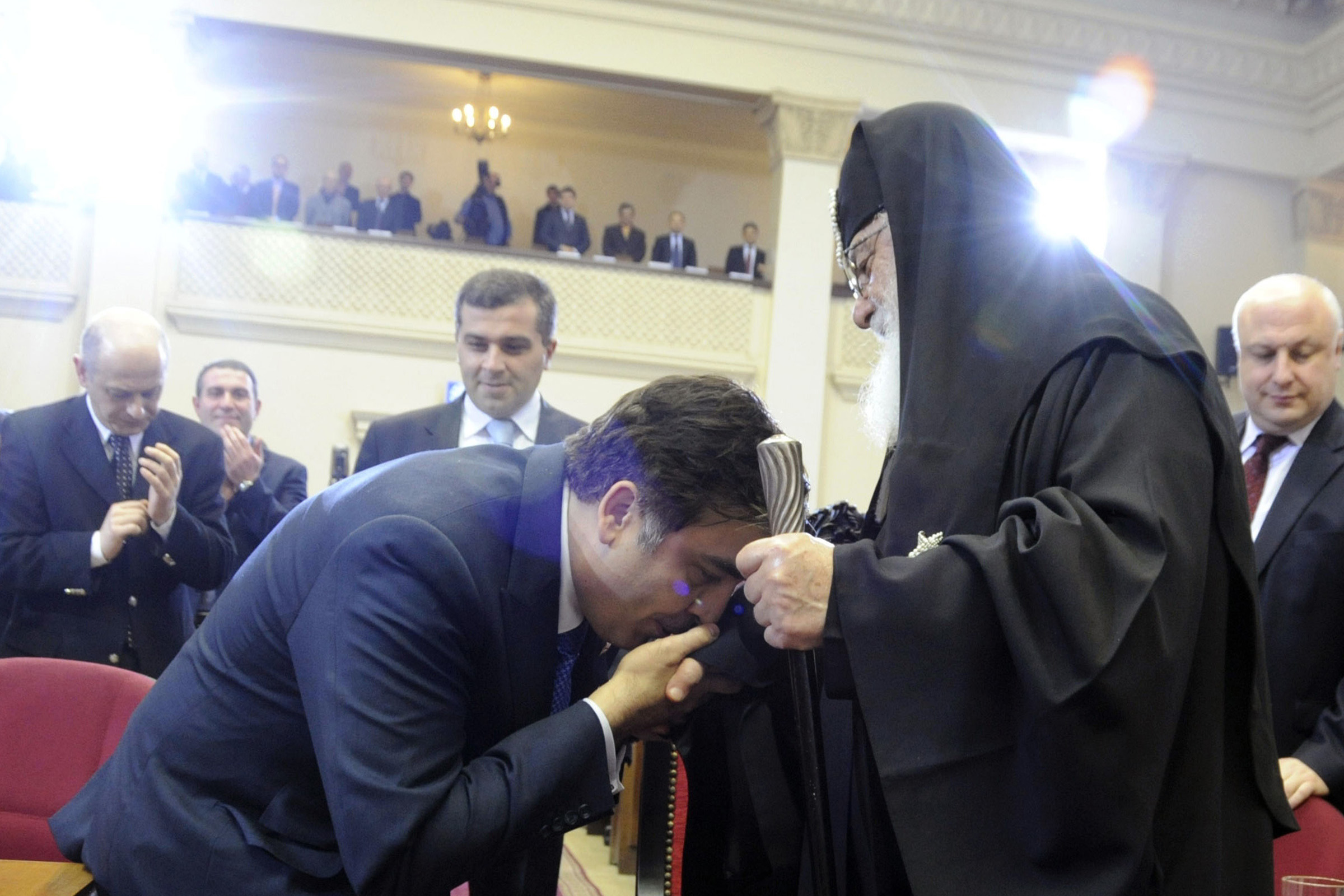 Президент Грузии Михаил Саакашвили приветствует Илию II перед его ежегодным обращением к парламенту страны. Февраль 2010 года.