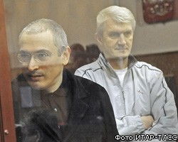 Адвокат П.Лебедева получил разъяснения по поводу переноса заседания суда 