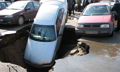 В Петербурге в провал грунта угодил легковой автомобиль