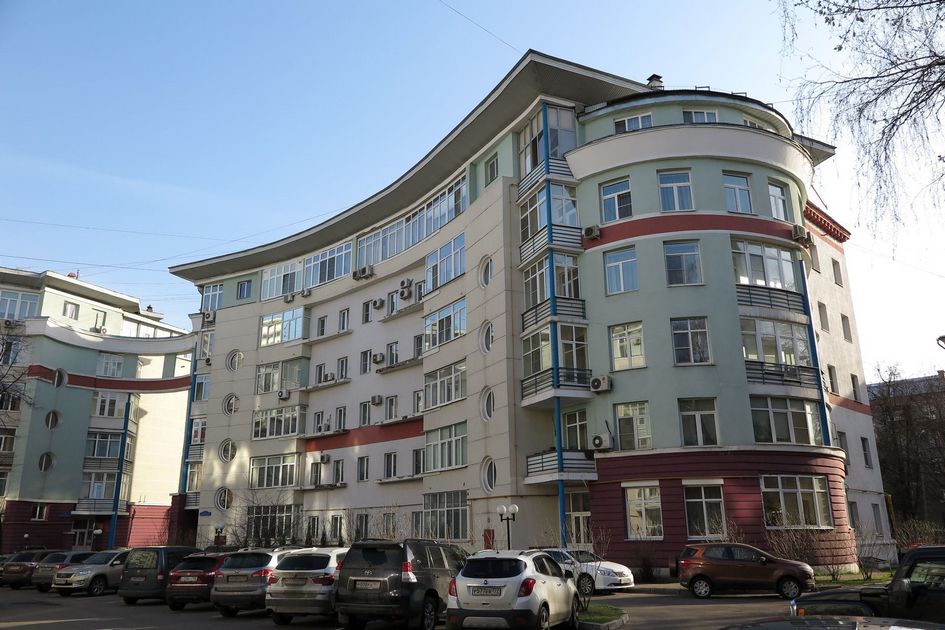 Обстроенные дома на 1-й Владимирской улице в московском районе Перово. Этот район занял второе место по количеству пятиэтажек, которые разрушат в рамках реновации: здесь снесут 194 хрущевки
