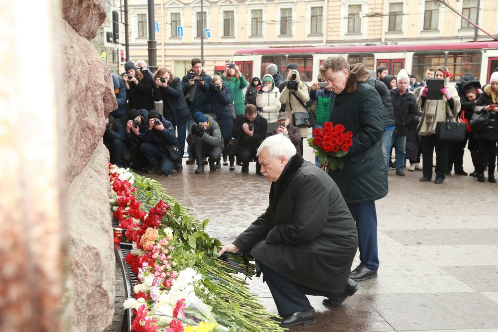 ГУП &laquo;Петербургский метрополитен&raquo; провел сегодня акцию &laquo;Тысяча белых роз&raquo;: волонтеры раздавали цветы у станции метро &laquo;Технологический институт&raquo;, которые можно было положить к мемориалу