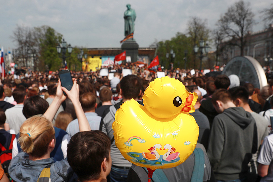 Помимо транспарантов, в руках митингующих была и резиновая уточка, ставшая после расследования о недвижимости премьера Дмитрия Медведева одним из символов протеста