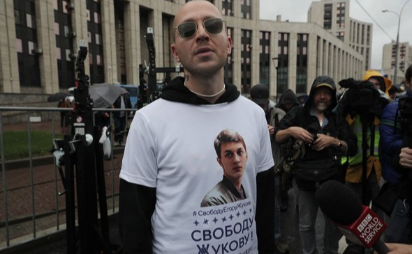 Oxxxymiron (Мирон Федоров) в футболке с требованием освободить Егора Жукова на митинге 10 августа