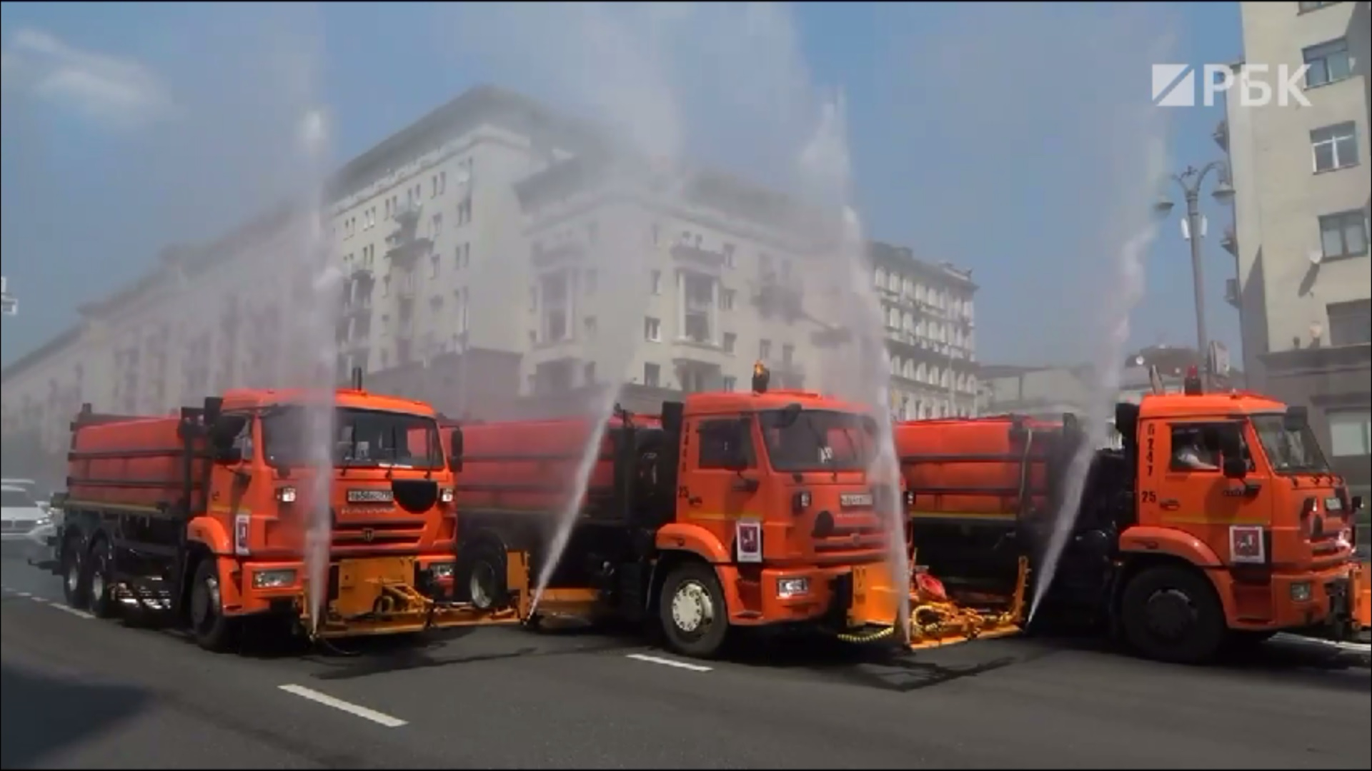 Фонтаны и поливальные машины: как Москва спасается от  жары. Видео