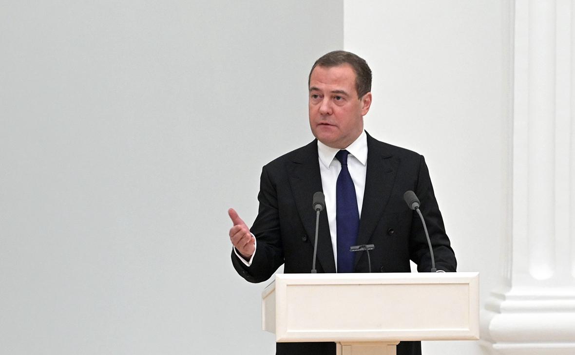 Медведев заявил о праве России защищаться ядерным оружием