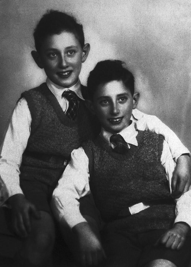 Генри Киссинджер (слева) в детстве&nbsp;с братом Уолтером, 1 января 1930 года