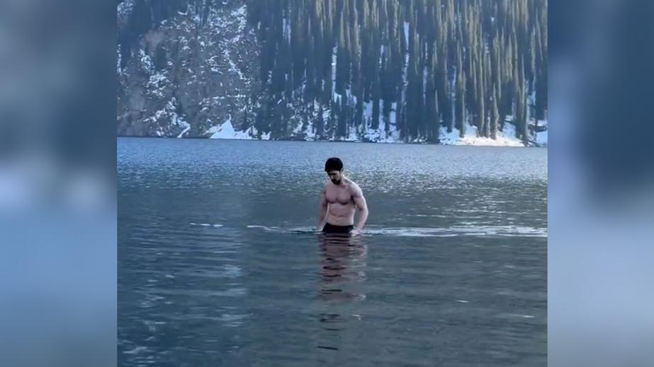 Павел Дуров показал купание в озере, за плавание в котором штрафуют