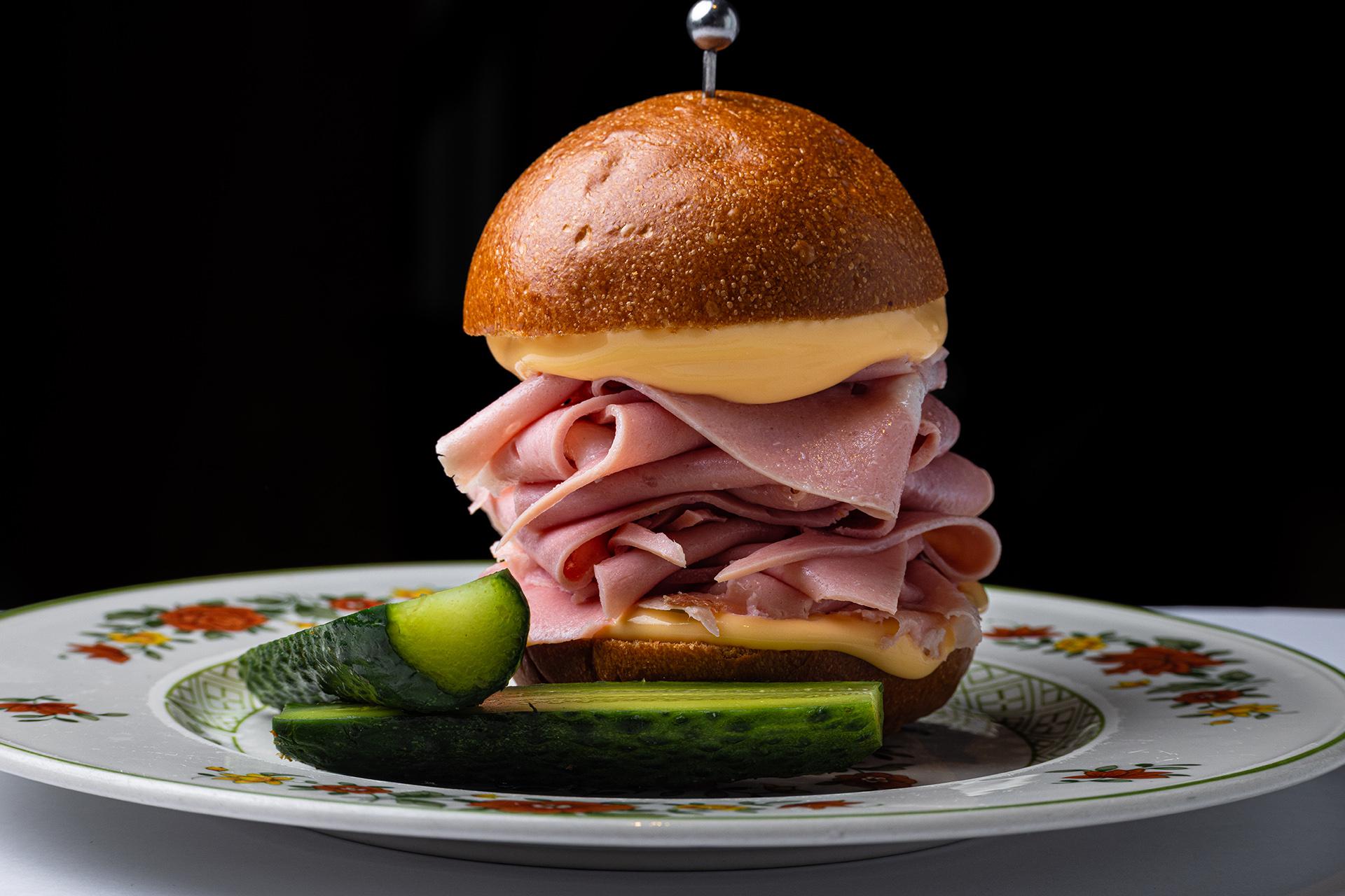 Мортаделла на толстой бриоши с огурчиками, густо залитая пармезанным соусом в ресторане Patriki