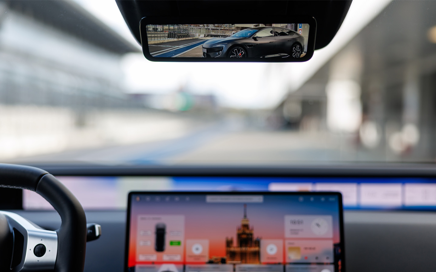 Cалонное зеркало в Avatr 12 всегда цифровое, а задняя камера для нашего ранка снабжена омывателем. Регулировка по наклону &mdash; через центральное меню