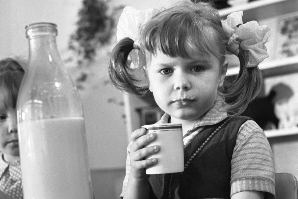 Воспитанница младшей группы во время полдника в детском саду. 1967 год