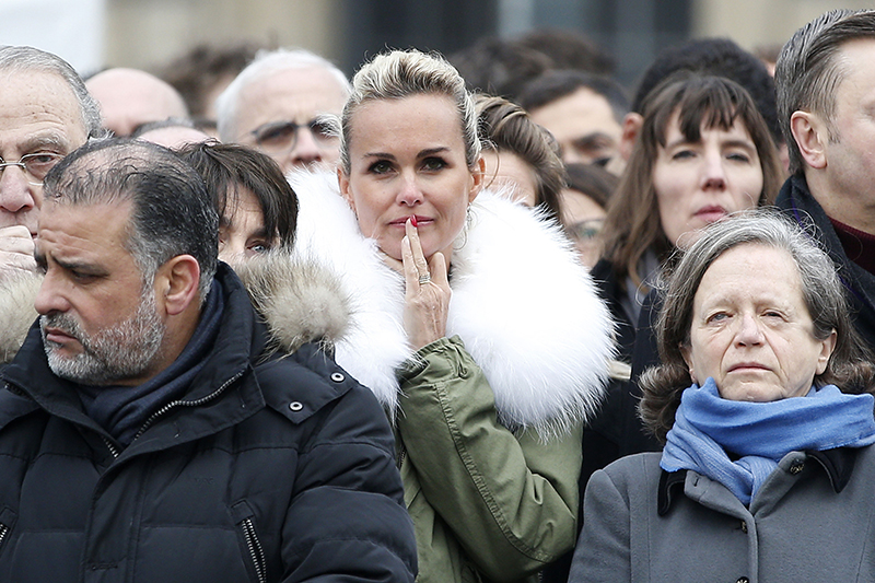 Почтить память сограждан в&nbsp;центр Парижа пришли тысячи людей. На фото французская модель Летисия Холлидей