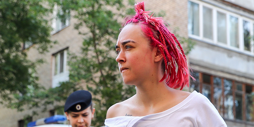 Членов Pussy Riot оштрафовали за полицейскую форму на акции в финале ЧМ