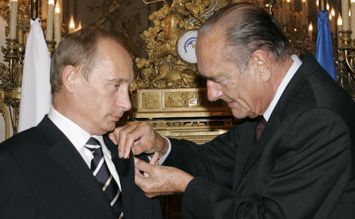 Президент Франции Жак Ширак награждает Владимира Путина орденом Почетного легиона высшей степени, сентябрь 2006 года
