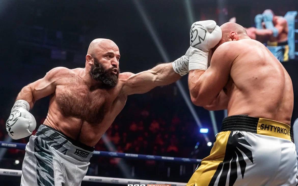 Исмаилов одержал победу над экс-бойцом UFC в боксерском поединке